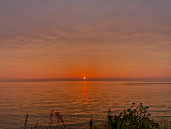 多岐の海をあかく染める夕日